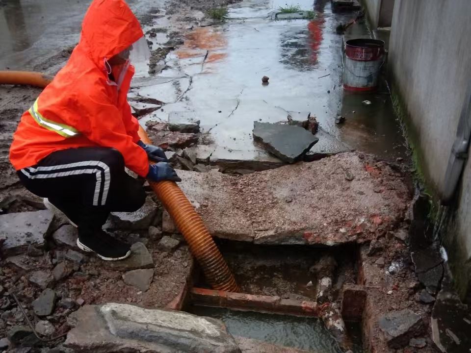 广南专业清理污水池 炜誉市政以规范流程守护城市 “肠道”