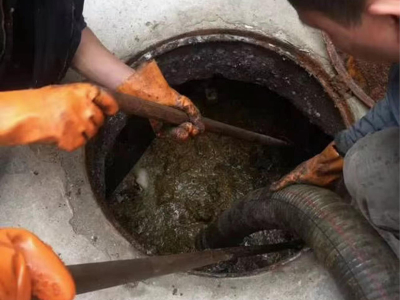 广南清理化粪池时如何避免沼气的危害？